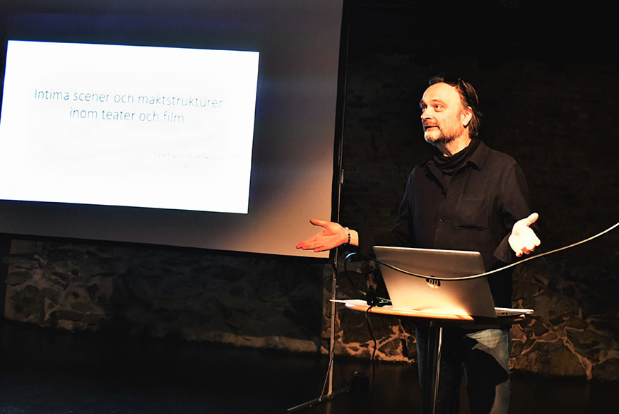 Konstnärlig ledare Peter Eriksson introducerar dagens tema